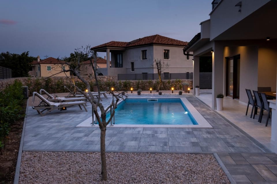 Pool view, Swimming pool, sunbed