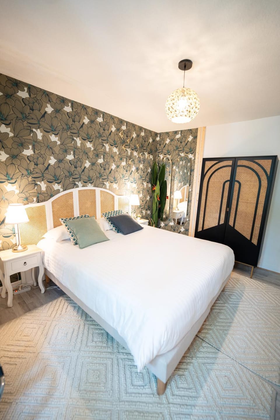 Photo of the whole room, Bedroom