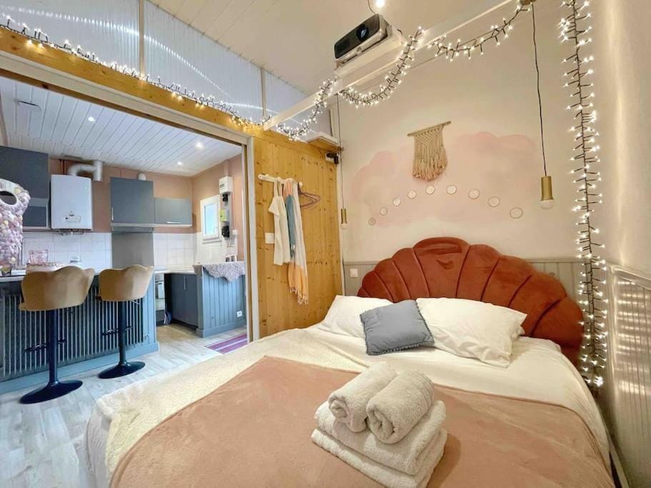 Bed, Kitchen or kitchenette, Photo of the whole room, towels