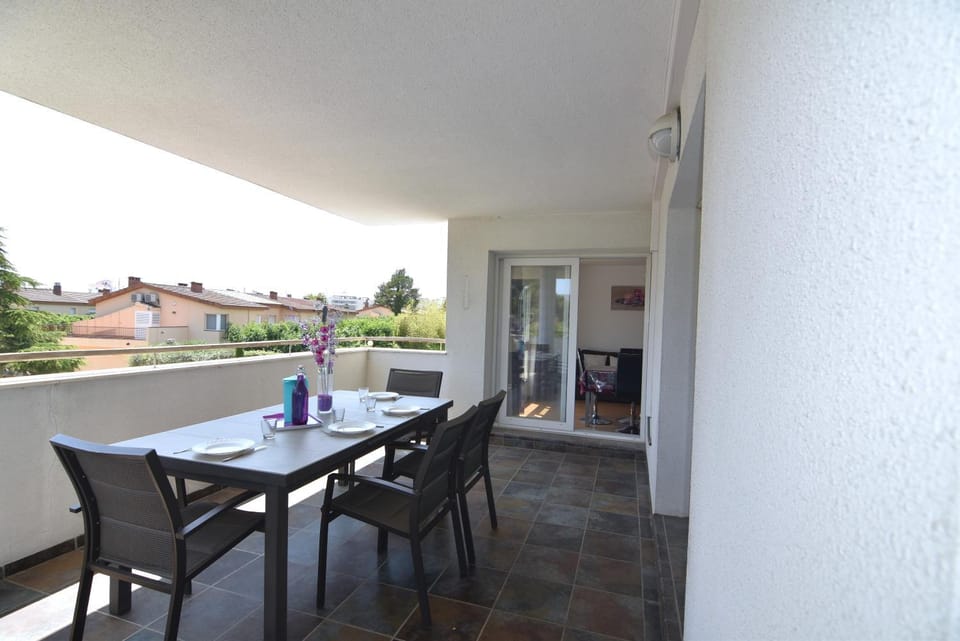 View (from property/room), Balcony/Terrace, Dining area