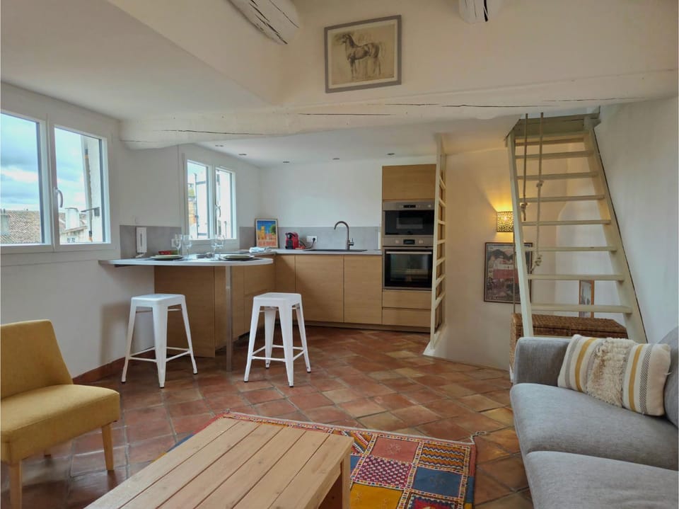 Kitchen or kitchenette, Dining area, stove