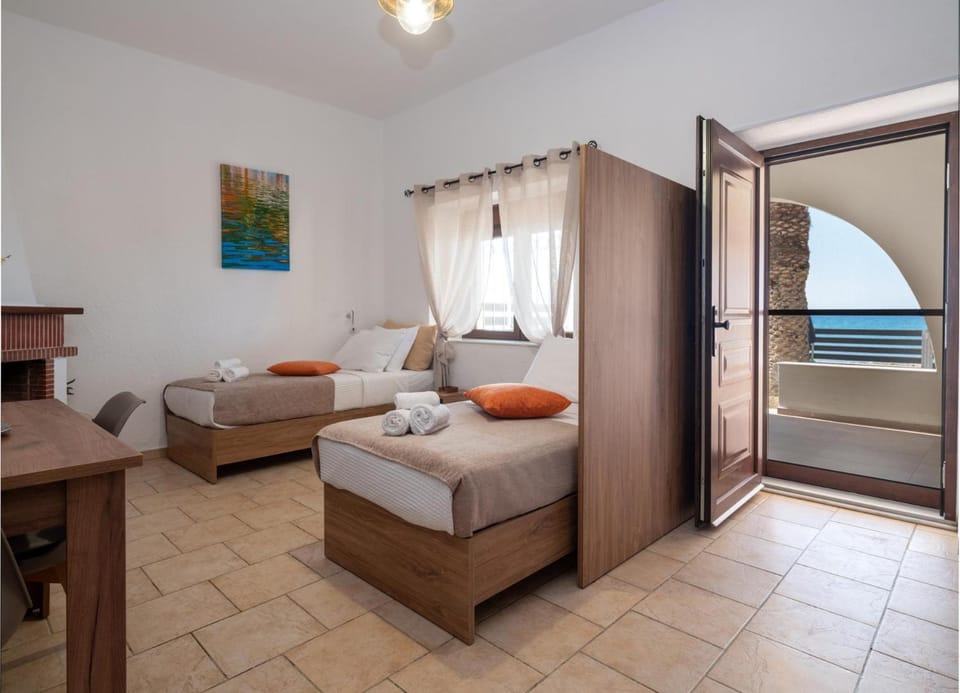 Bed, Living room, Photo of the whole room, Bedroom, fireplace, towels