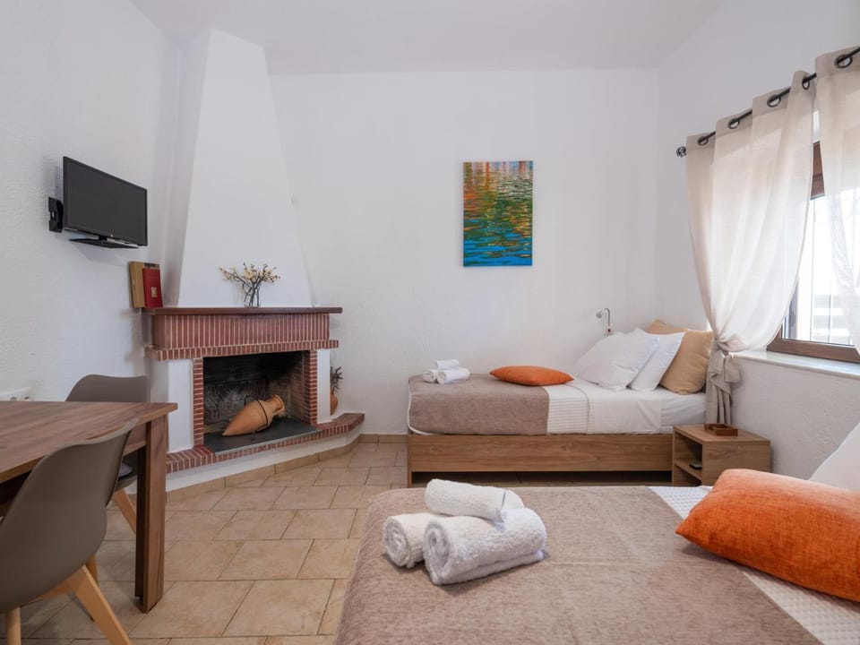 Bed, TV and multimedia, Photo of the whole room, Seating area, Bedroom, towels
