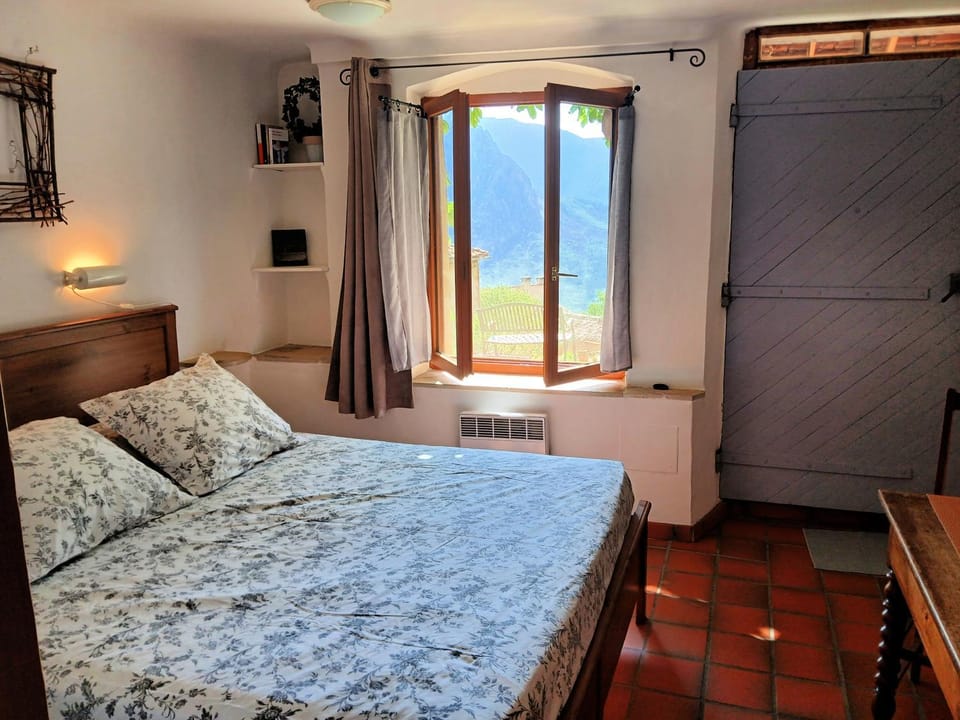 Bed, View (from property/room), Bedroom, Garden view, Landmark view