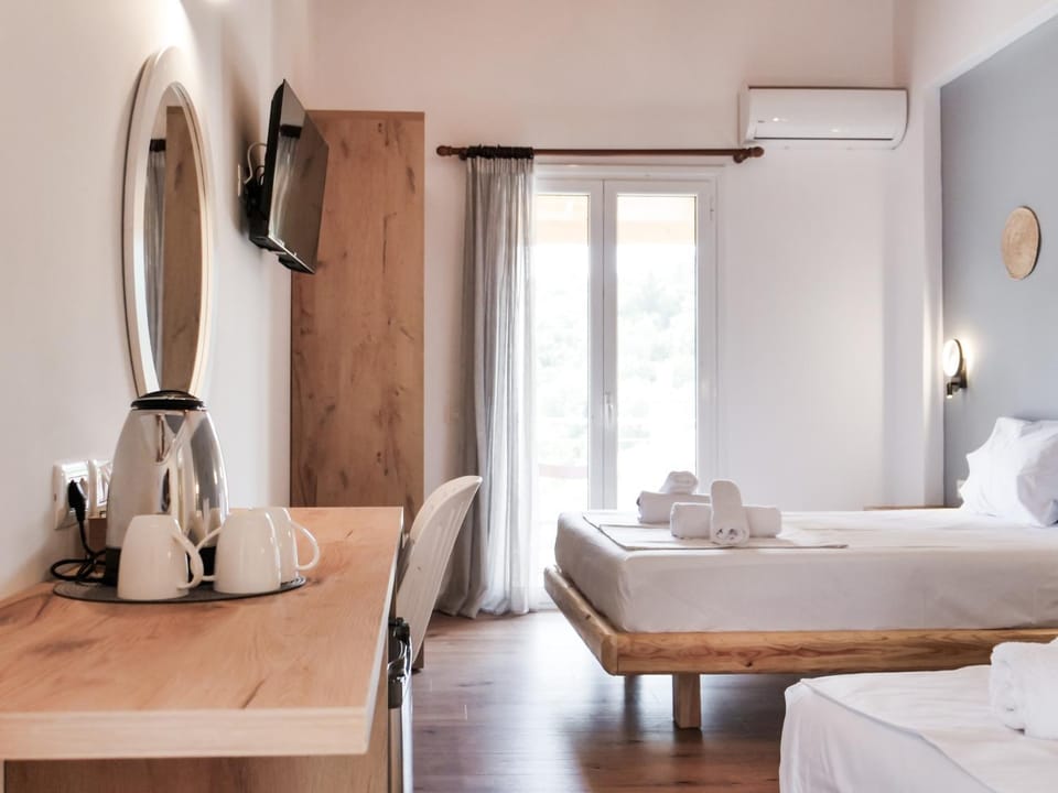 Bed, Coffee/tea facilities, towels, air conditioner
