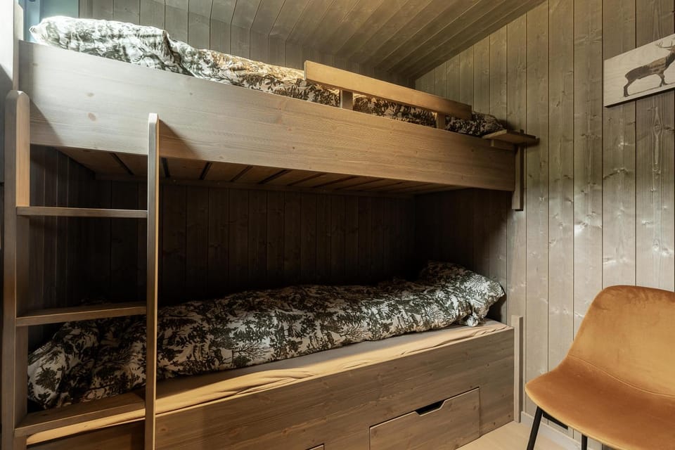 Bedroom, bunk bed