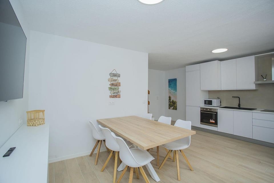 Kitchen or kitchenette, Dining area, minibar, pet friendly, stove
