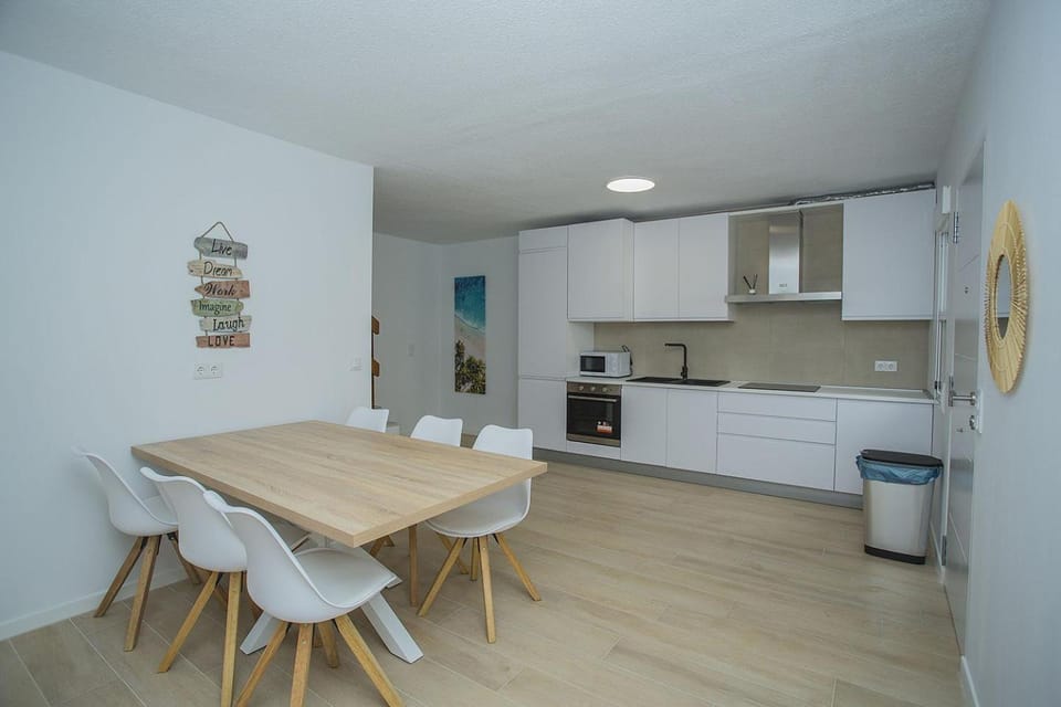 Kitchen or kitchenette, Dining area, minibar, pet friendly, stove