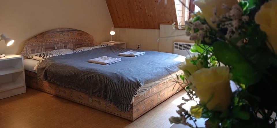 Bed, Bedroom, towels