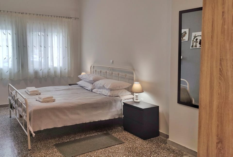 Bed, Photo of the whole room, Bedroom, hair dresser, towels