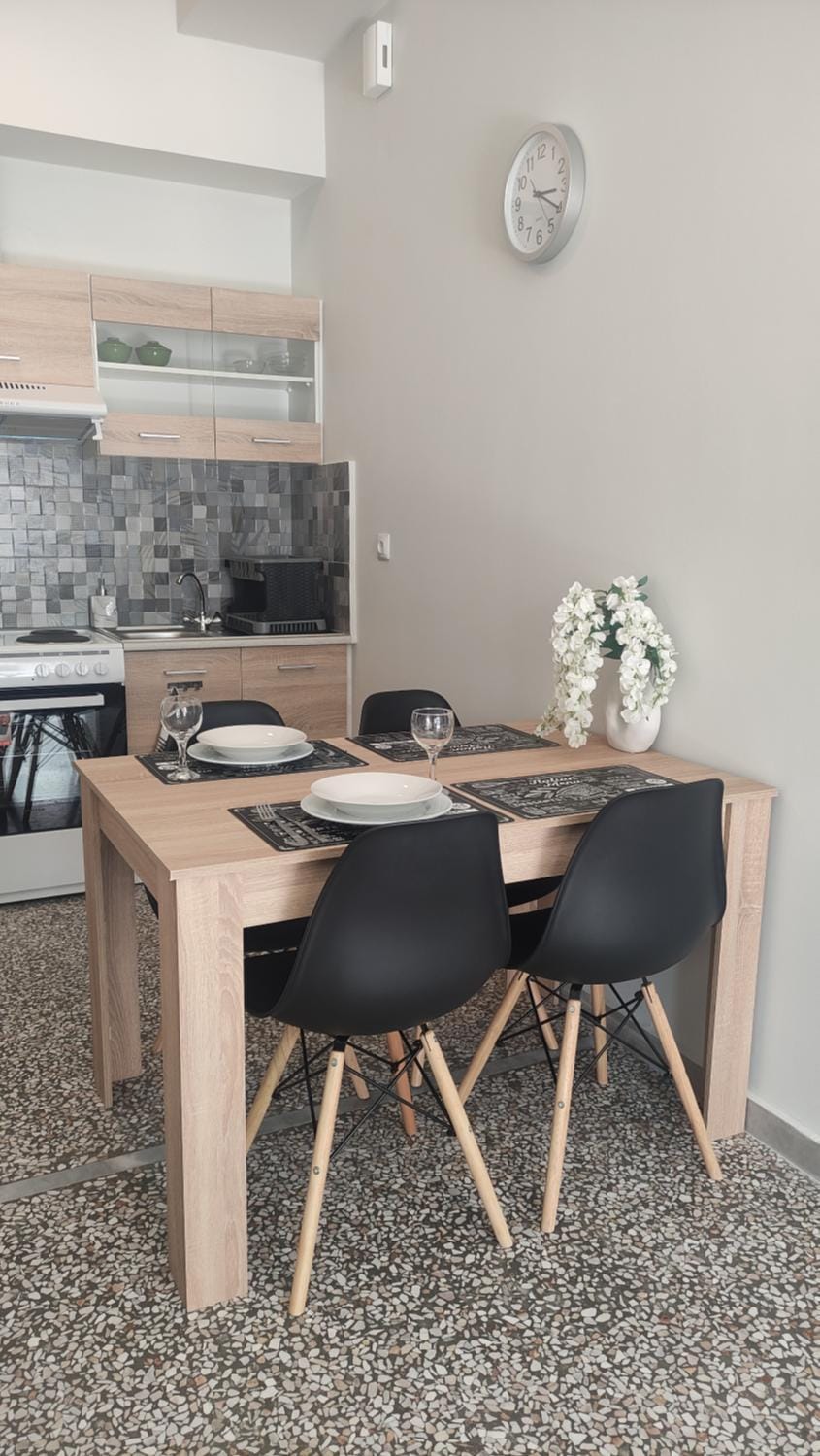 Kitchen or kitchenette, Dining area