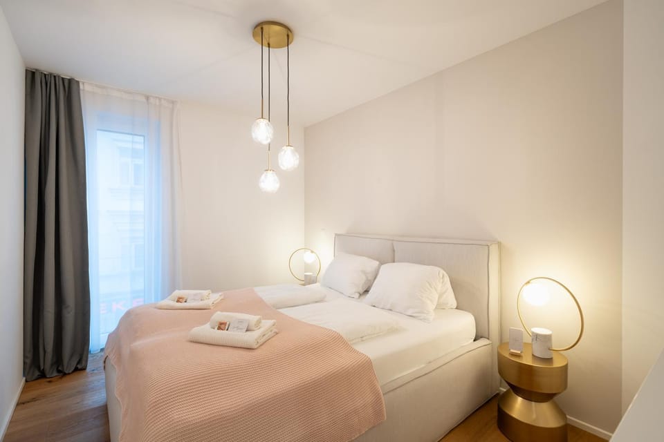 Bed, Bedroom, towels