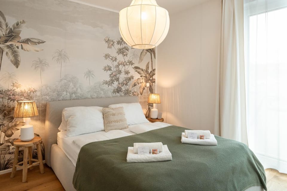 Bed, Bedroom, towels