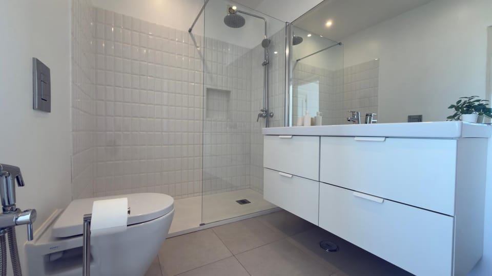 Shower, Toilet, Bathroom, towels
