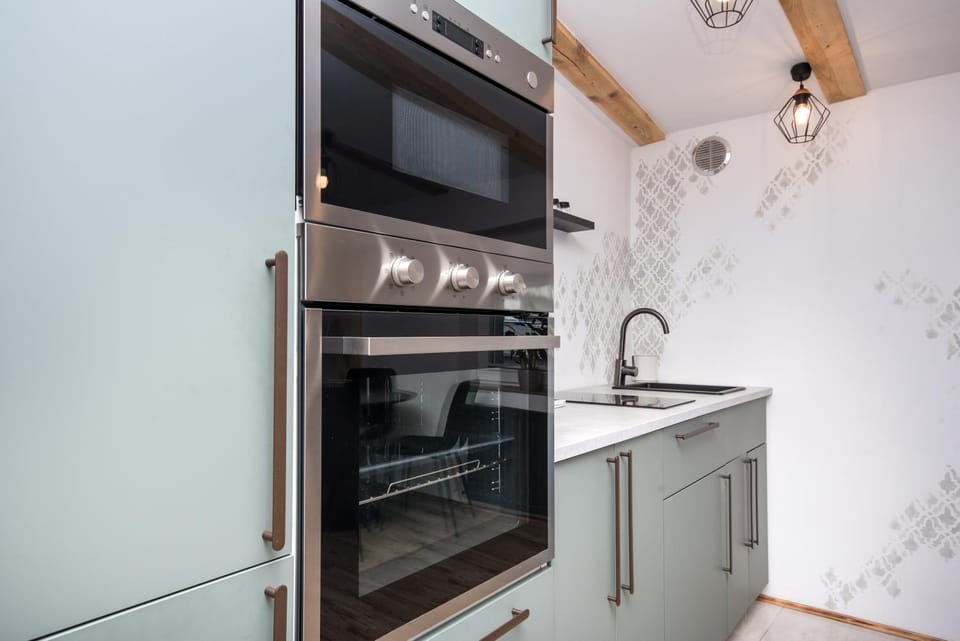 Kitchen or kitchenette, minibar