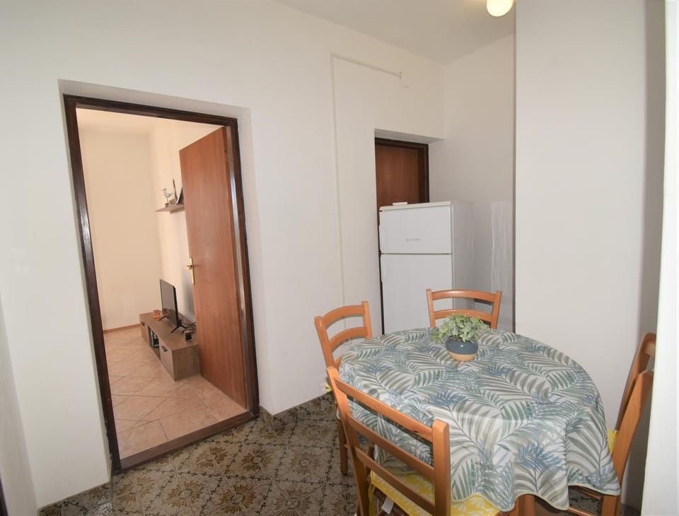 Kitchen or kitchenette, Seating area, Dining area