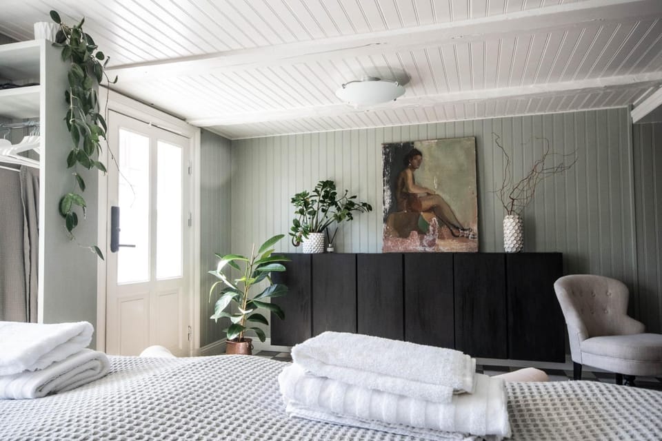 Photo of the whole room, Bedroom, towels