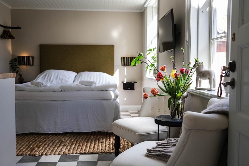 Bed, TV and multimedia, Photo of the whole room, Seating area, Bedroom