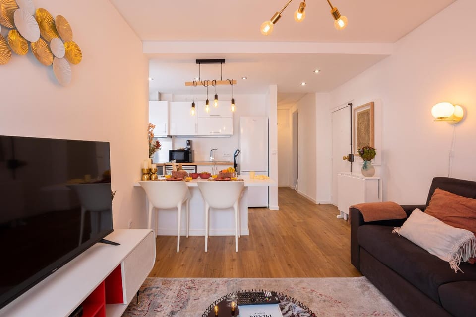 Communal lounge/ TV room, TV and multimedia, Kitchen or kitchenette, Living room, Seating area, Dining area, air conditioner