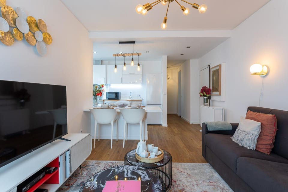 Communal lounge/ TV room, TV and multimedia, Living room, Seating area, Dining area