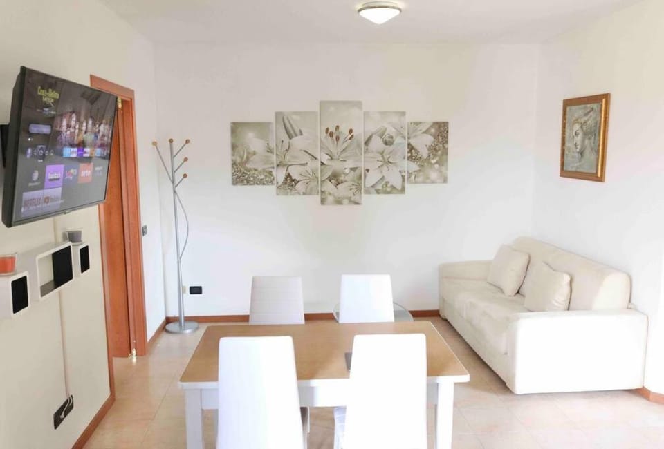 TV and multimedia, Living room, Seating area, Dining area