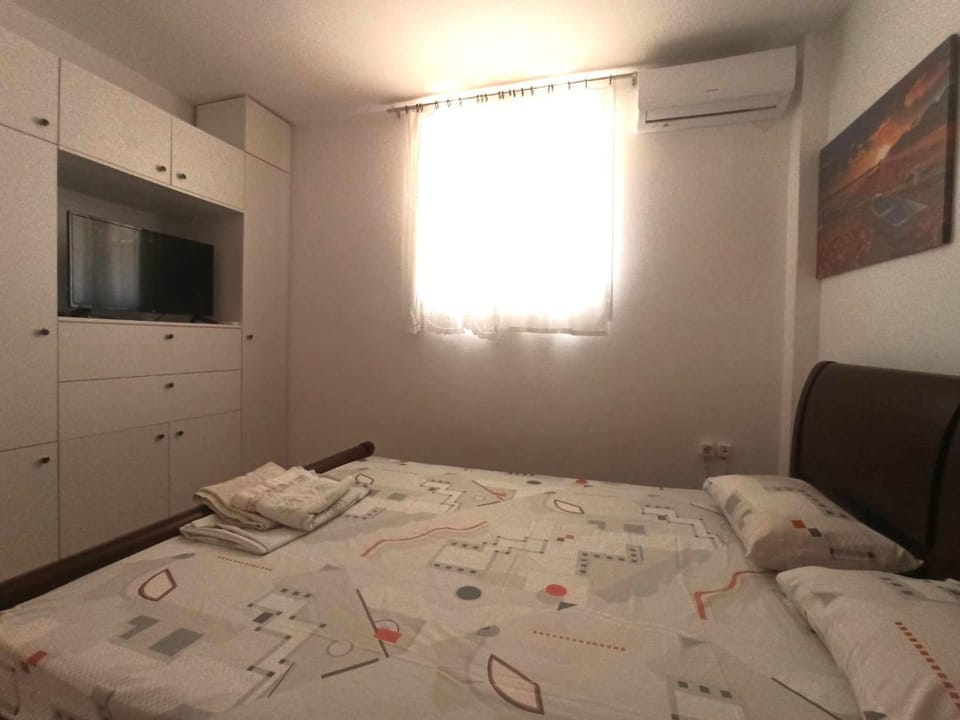 Bed, TV and multimedia, Photo of the whole room, Bedroom, towels, wardrobe, air conditioner