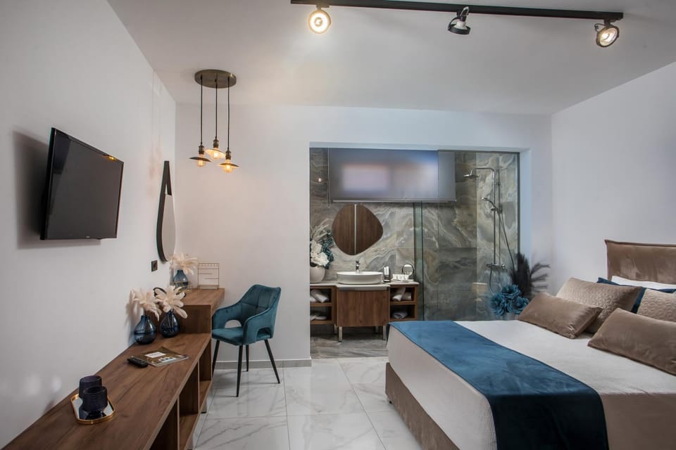 Bed, TV and multimedia, Photo of the whole room, Bedroom