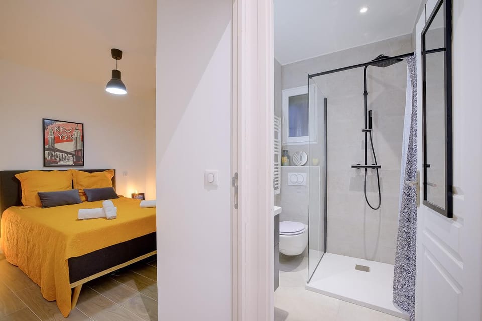 Shower, Bed, Bathroom, Bedroom, towels