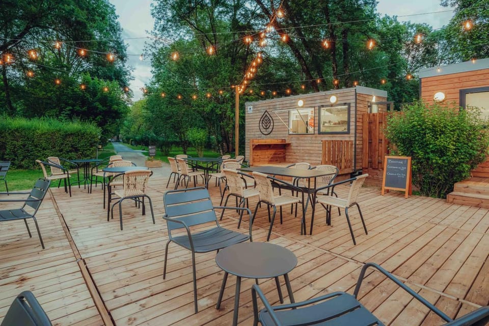 Property building, Patio, Restaurant/places to eat
