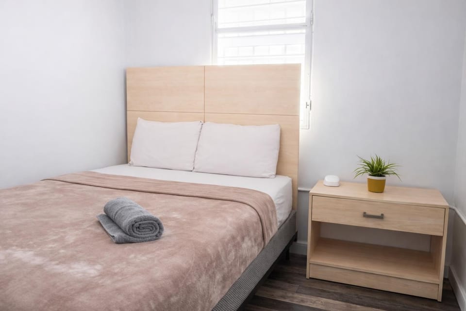Bed, towels, air conditioner