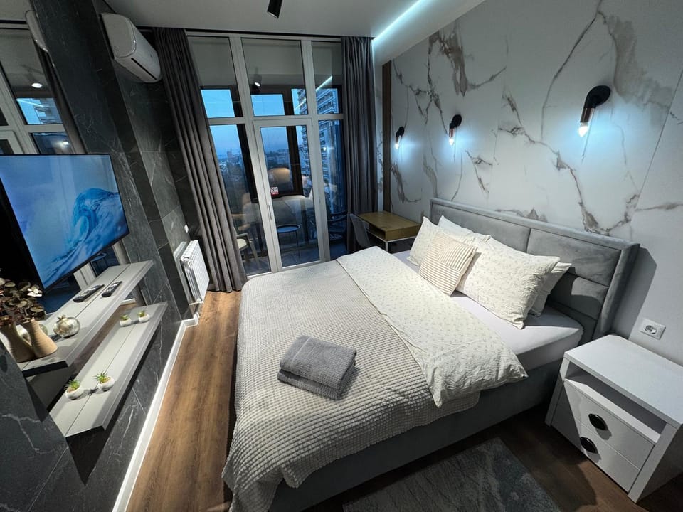 Bed, TV and multimedia, Photo of the whole room, Bedroom