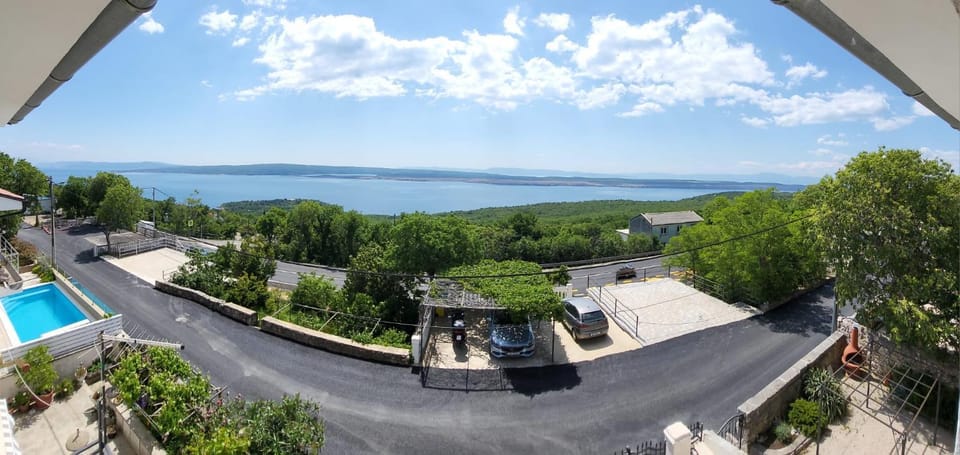 Day, Sea view, Street view, Location, Parking