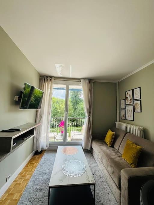 Proche Château de Versailles avec balcon vu sur une forêt et parking gratuit pour 5 personnes maximum Apartment in Versailles