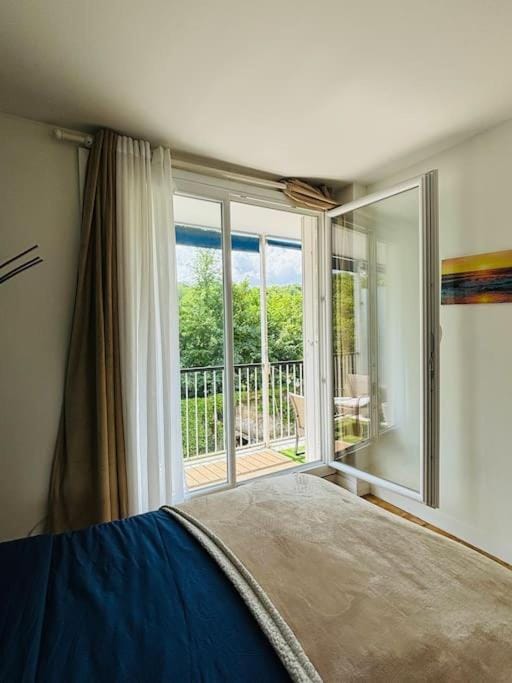 Proche Château de Versailles avec balcon vu sur une forêt et parking gratuit pour 5 personnes maximum Apartment in Versailles