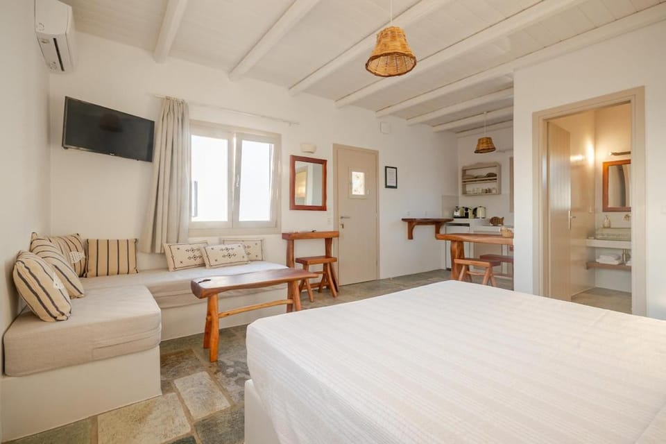 Bed, Photo of the whole room, Seating area