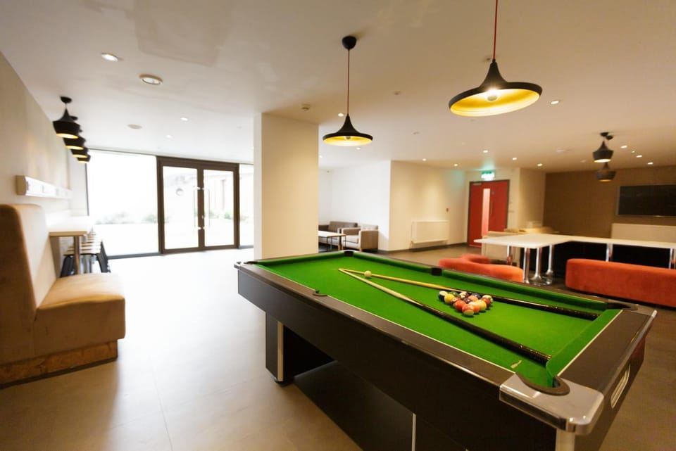 Billiard, Game Room