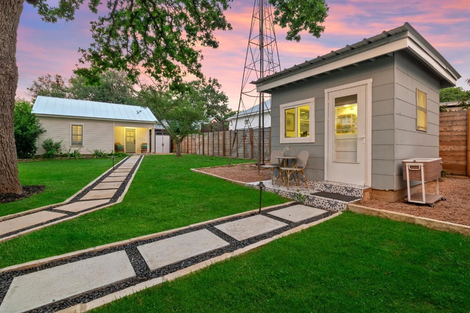 Wine Down House - Fire Pit & Walk to Main St House in Fredericksburg