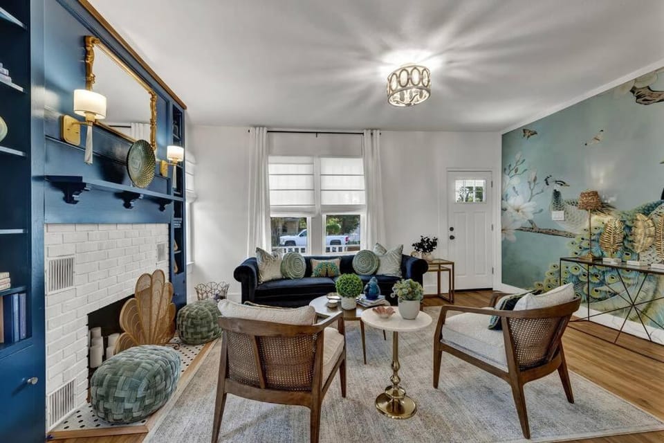 Wine Down House - Fire Pit & Walk to Main St House in Fredericksburg