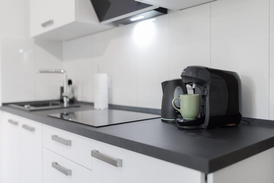 Coffee/tea facilities, Kitchen or kitchenette, stove, kitchen
