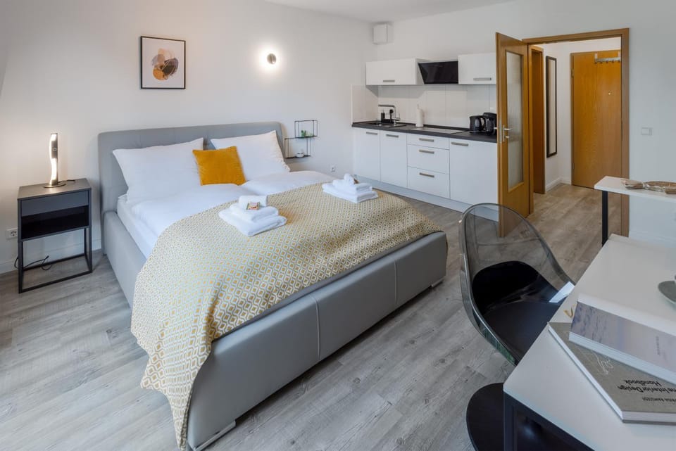 Bed, Kitchen or kitchenette, Photo of the whole room, Bedroom, towels, kitchen