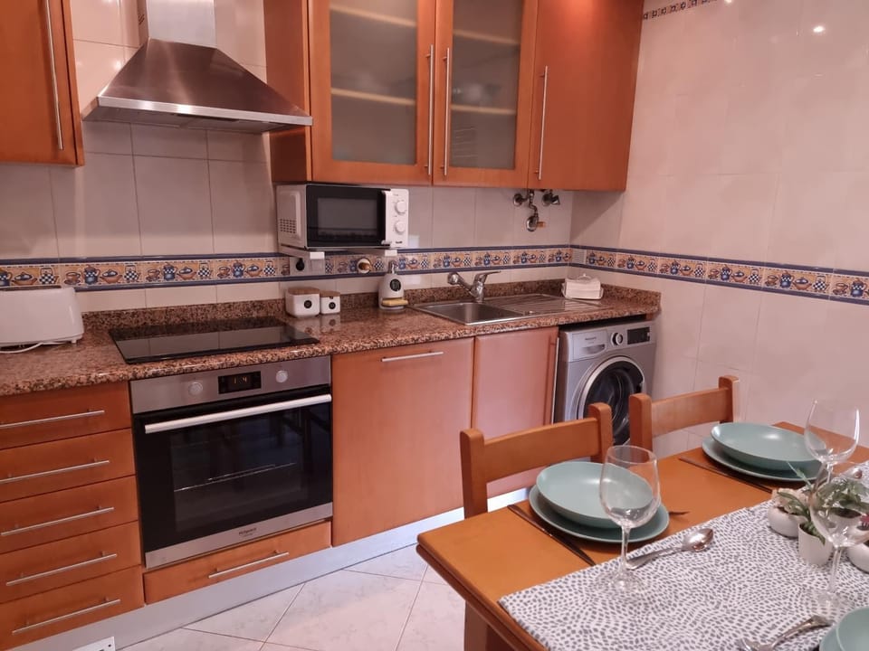 Kitchen or kitchenette, Dining area, oven, stove