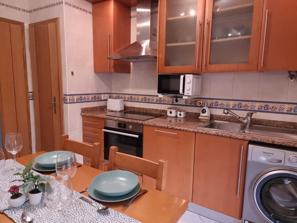 Kitchen or kitchenette, Dining area, oven, washing machine