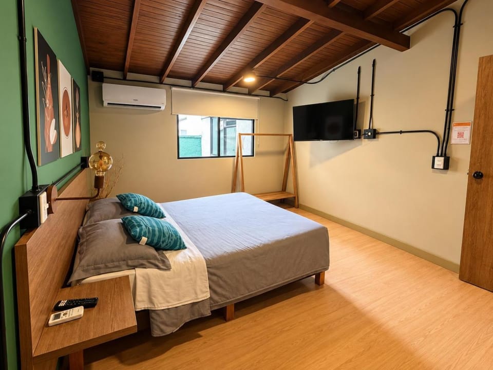 Hospedaje cerca al Centro Comercial los Molinos en Medellín - ONE203 By Roots Rentals Apartment in Medellin