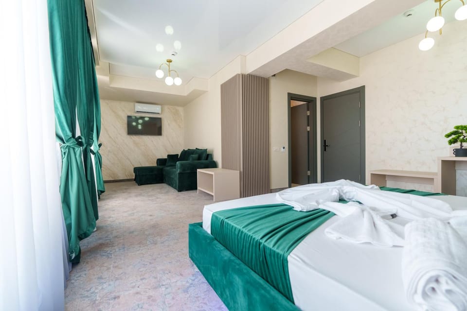 Bed, TV and multimedia, Photo of the whole room, Bedroom, towels, wardrobe