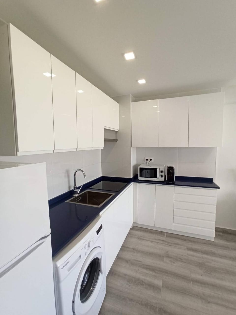 Kitchen or kitchenette, minibar, stove, toaster, washing machine, kitchen