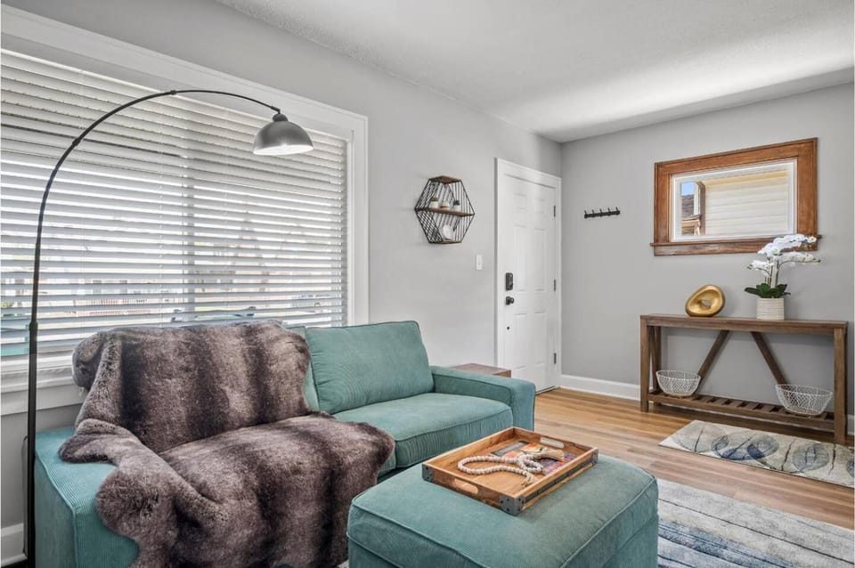 Amazing Parma Home King Bed Full Office Room House in Parma