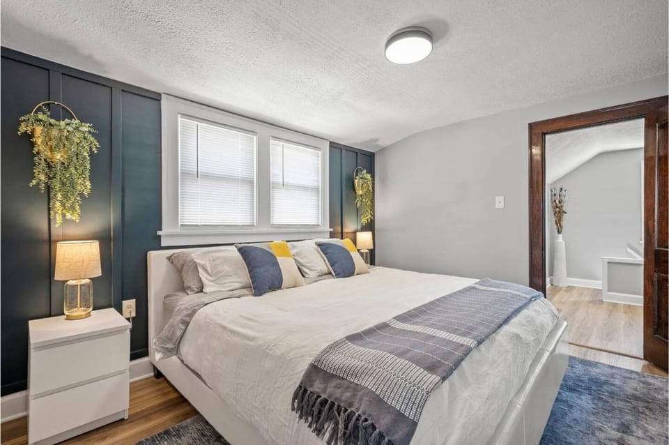 Amazing Parma Home King Bed Full Office Room House in Parma