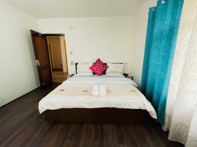 Bedroom, towels