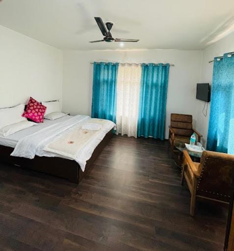 Bed, TV and multimedia, Photo of the whole room, Bedroom