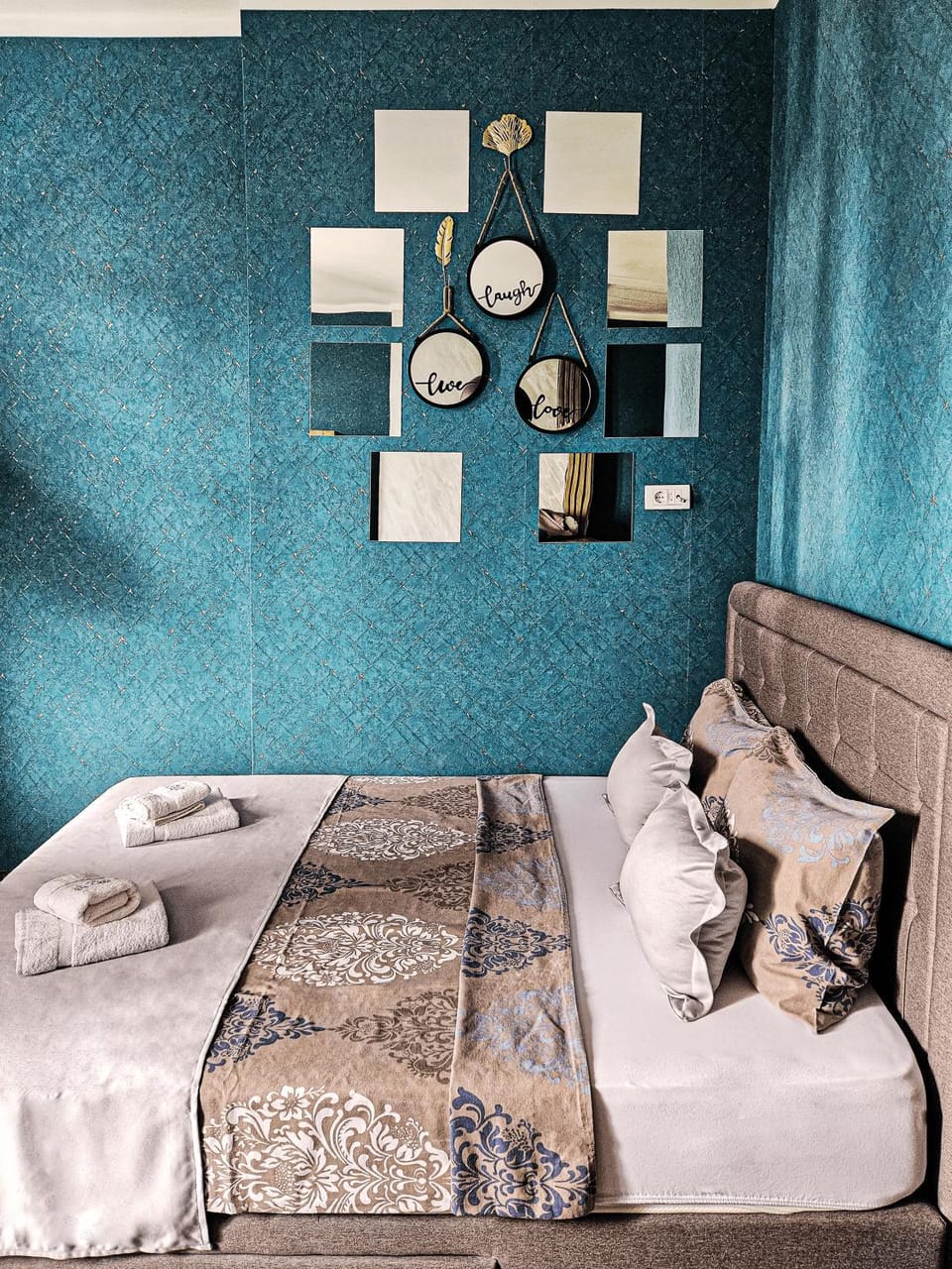 Bed, Bedroom, towels